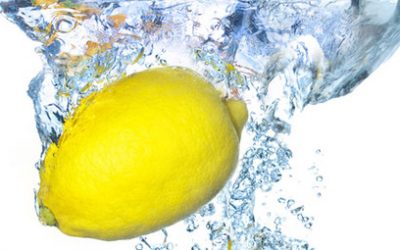 Limón y agua para ayudar a quemar grasas, ¿mito o realidad?