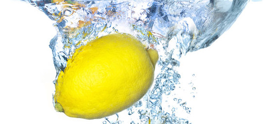 Limón y agua para ayudar a quemar grasas, ¿mito o realidad?