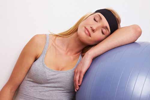 Mujer dormida sobre su pelota